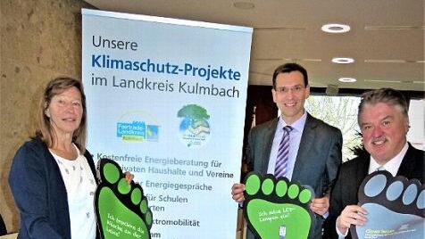Die Grundschullehrerin Birgit Baumann ist die neue Fachberaterin für Umweltbildung an den Grund- und Mittelschulen des Landkreises Kulmbach. Mit im Bild (von rechts) Landrat Klaus Peter Söllner und Schulrat Michael Hack Foto: Werner Reißaus