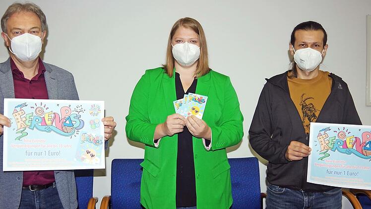 Landrat Klaus Löffler, Lisa Gratzke (Koja) und KJR-Vorsitzender Andy Fischer wünschen allen Kindern und Jugendlichen viel Spaß in den Sommerferien.