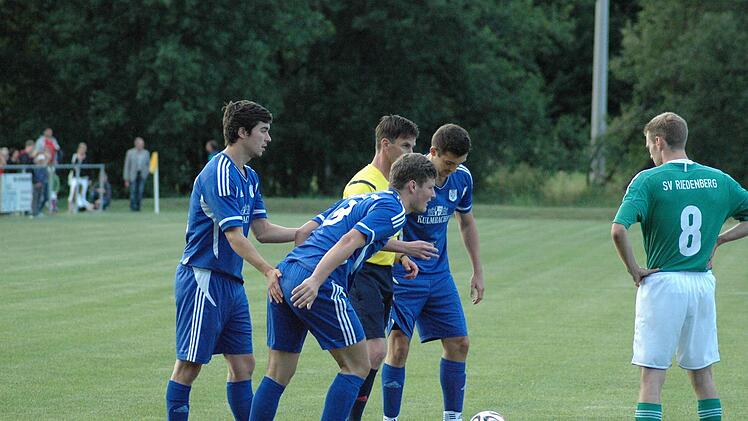 Szene aus dem Eröffnungsspiel zwischen dem SV Riedenberg (grünes Trikot) und dem TSV Münnerstadt (3:1). Foto: Sebastian Schmitt