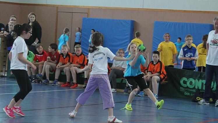 Die Ziegelhüttener wollen sich den Ball nicht abnehmen lassen und kämpfen. Foto: Sonny Adam