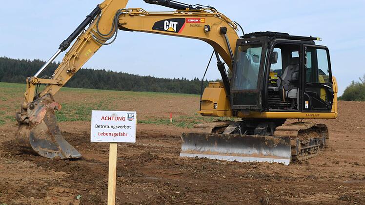 Behutsam muss auch der 11-Tonnen-Bagger vorgehen.Foto: Ronald Rinklef