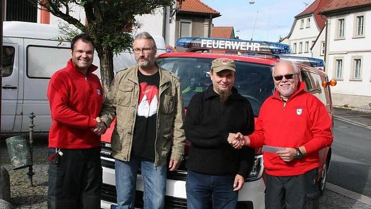 Die First Responder der Burgwindheimer Feuerwehr freuen sich über den Erlös aus den Wurst-Aktionen. Foto: privat