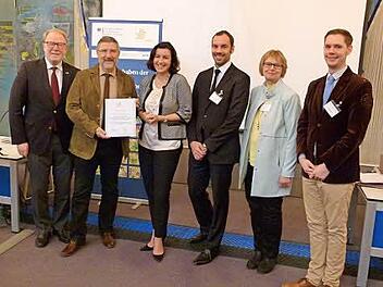 Übergabe des Förderbescheides (von links): MdB Hans Michelbach, Landrat Michael Busch, Staatssekretärin Dorothee Bär und vom Landratsamt Coburg Sebastian Sonnauer, Martina Berger und Jonas Glüsenkamp. Foto: Lothar Weidner
