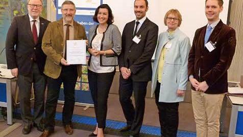 Übergabe des Förderbescheides (von links): MdB Hans Michelbach, Landrat Michael Busch, Staatssekretärin Dorothee Bär und vom Landratsamt Coburg Sebastian Sonnauer, Martina Berger und Jonas Glüsenkamp. Foto: Lothar Weidner