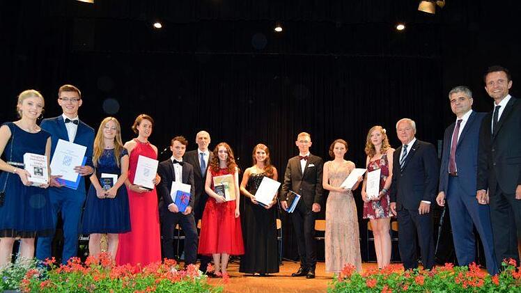 Glückwünsche für die zehn Besten (von links): Esther Eckert, Felix Bornschlegel, Rebecca Eckert, Karolin Fischer, Leon Haas, Schulleiter Stefan Völker, Alexandra Waas, Natalie Böhmer, Jonas Reichert, Evelyn Meister, Nina Zenk, 2. Landrat Helmut Fischer, Gregor Christof (Betreuer des Abiturjahrgangs), Bürgermeister Andreas Hügerich. Foto: Andreas Welz