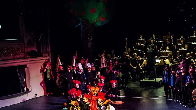 "Compose Strawinsky":_Ovationen gab es für die Schülerinnen und Schüler der Coburger Lutherschule beim Auftritt im Landestheater.Foto: Jochen BErger