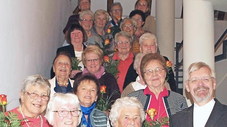 Stadtpfarrer Roland Neher (rechts) bedankte sich bei den langjährigen Mitgliedern für ihre Treue zum katholischen Frauenbund. Foto: Alfred Thieret