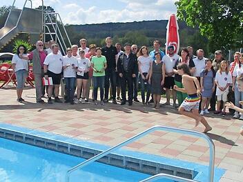 Ein paar Kinder wagten in Thurnau den Sprung ins nur 17 Grad "warme" Wasser. Foto: privat