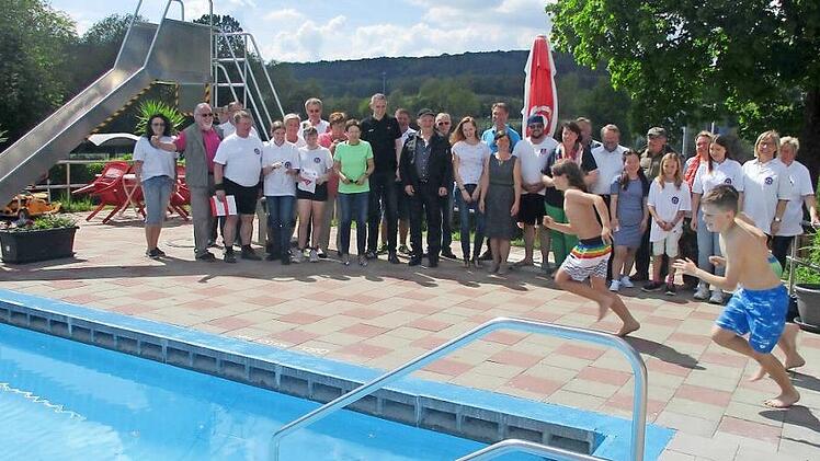 Ein paar Kinder wagten in Thurnau den Sprung ins nur 17 Grad "warme" Wasser. Foto: privat