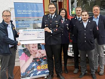 Matthias Neuf vom ASB, Kommandant Björn Siegel, Zweite Kommandantin Diana Schultheiß, 2. Vorsitzender Markus Kreidler, Kassier Sebastian Fellisch und Bürgermeister Udo Siegel (v. l.) bei der Spendenübergabe für den Wünschwagen  Foto: Michael Stelzner