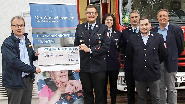 Matthias Neuf vom ASB, Kommandant Björn Siegel, Zweite Kommandantin Diana Schultheiß, 2. Vorsitzender Markus Kreidler, Kassier Sebastian Fellisch und Bürgermeister Udo Siegel (v. l.) bei der Spendenübergabe für den Wünschwagen  Foto: Michael Stelzner