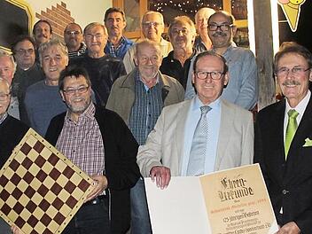 Über eine Ehrenurkunde und einen Zuschuss konnte sich der Schachklub Michelau anlässlich seines Jubiläums freuen.  Foto: Markus Häggberg