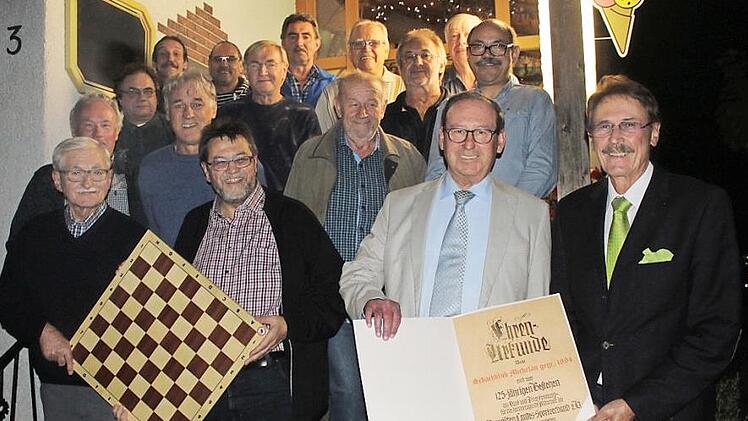 Über eine Ehrenurkunde und einen Zuschuss konnte sich der Schachklub Michelau anlässlich seines Jubiläums freuen.  Foto: Markus Häggberg