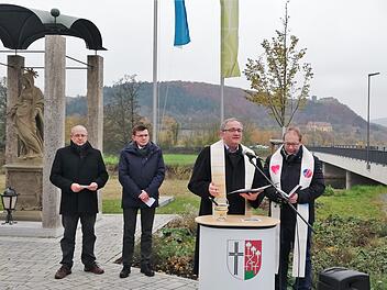 Die Pfarrer Robert Augustin (links) und Thomas Eschenbacher bei der Segnung der neuen Saalebrücke; mit im Bild (von links) Leitender Baudirektor Michael Fuchs und Bürgermeister Armin Warmuth. Foto: Sigismund von Dobschütz