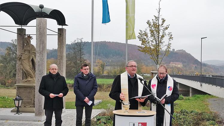 Die Pfarrer Robert Augustin (links) und Thomas Eschenbacher bei der Segnung der neuen Saalebrücke; mit im Bild (von links) Leitender Baudirektor Michael Fuchs und Bürgermeister Armin Warmuth. Foto: Sigismund von Dobschütz