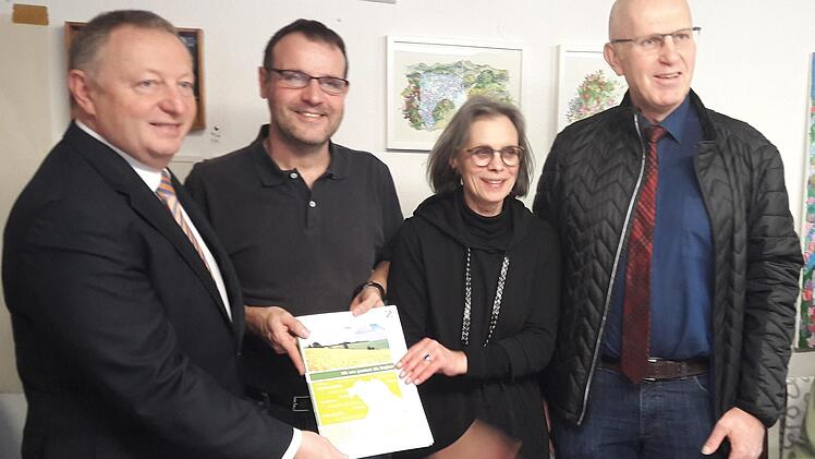 Landrat Thomas Bold (liunks) und Leader-Koordinator Wolfgang Fuchs (rechts) überreichen an Oliver Schikora und Mia Hochrein vom Altstadtverein die Leader-Förderung für das else-Projekt.  Foto: Hartmut Hessel