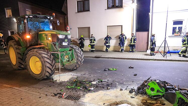 Traktorfahrer übersieht Motorradfahrer