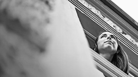 Sarah Lill blickt aus dem Fenster ihrer neuen Wohnung.