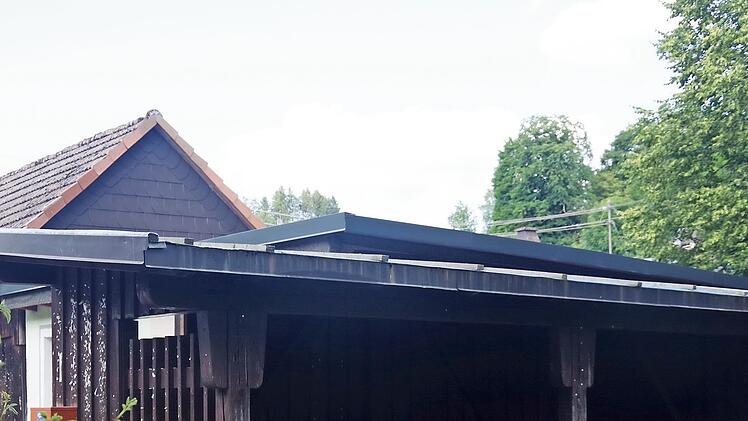 Das marode Buswarteh&auml;uschen in Wickendorf wird abgerissen.