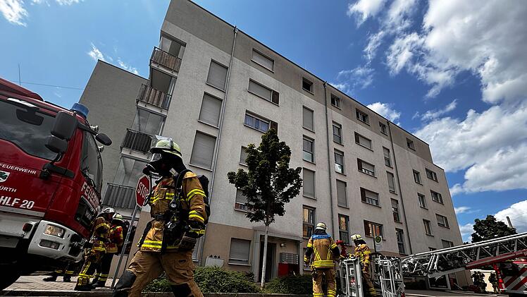 Wohnungsbrand verursacht Rauchwolke &uuml;ber F&uuml;rth: Feuerwehr r&uuml;ckt  mit zwei Drehleitern an