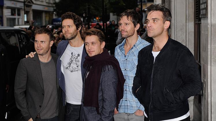 Der Ausstieg von Robbie Williams (rechts) war 1995 der Anfang vom vorl&auml;ufigen Ende von Take That. 2006 meldeten sich Gary Barlow (links), Howard Donald (zweiter von links), Mark Owen (Mitte) und Jason Orange als Take That zur&uuml;ck. Williams ist ab und an als Gastmusiker dabei. Orange hat die Band 2014 endg&uuml;ltig verlassen.