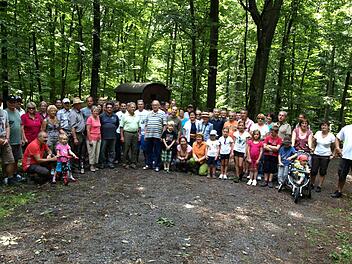 60 Erwachsene und zwölf Kinder waren bei der Jagdgrenzbegehung dabei.  Fotos: wo