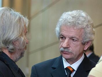 Kalr Heinz Laudenbach (rechts) mit seinem Anwalt Norman Jacob foto: Bartl