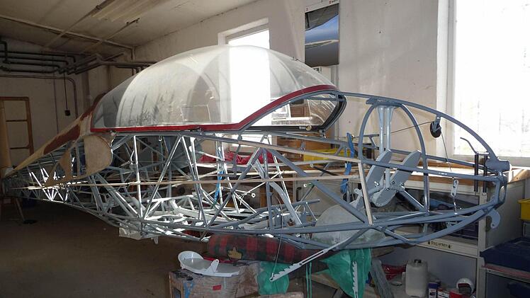 Der freigelegte, schon neu lackierte Rumpf des 40 Jahre alten Schul-Segelflugzeug der FSG Hammelburg.