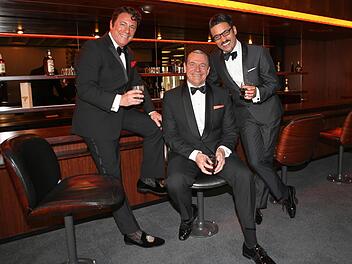 Drei an der Bar (von links): Mark Adams, Stephen Triffit und George Daniel Long Foto: Riegerpress