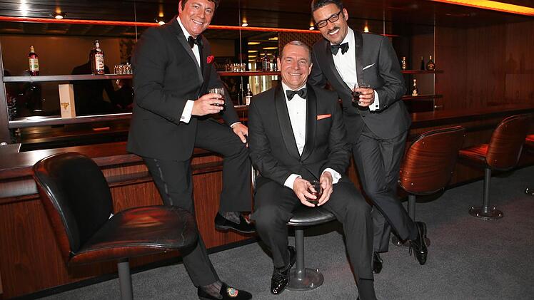 Drei an der Bar (von links): Mark Adams, Stephen Triffit und George Daniel Long Foto: Riegerpress