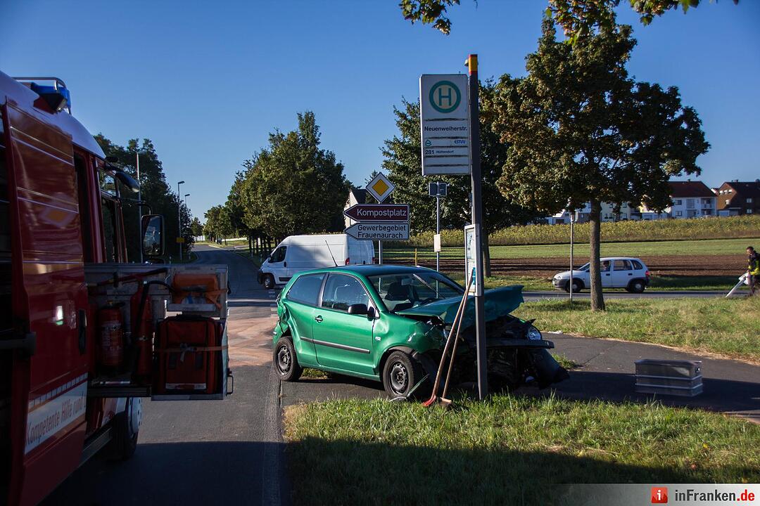 Transporter kollidiert mit Kleinwagen und kracht in Bushaltestelle