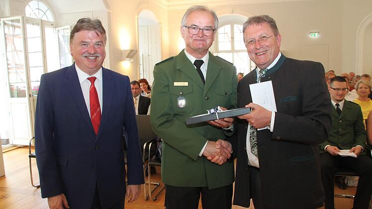 OB Henry Schramm (rechts) und Landrat Klaus Peter Söllner bedankten sich bei Gerhard Renk für die vertrauensvolle Zusammenarbeit.