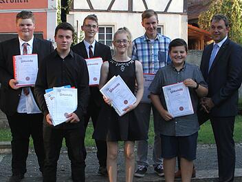 Die besten Schüler beim qualifizierenden Mittelschulabschluss, vorne von links: Andre Neuß, Sophie Kleinhenz, Marcel Greubel und Rektor Raimund Willert; dahinter von links: Christopher Hoch, Alexander Basel und Lukas Sperber. Fotos: Günther Geiling