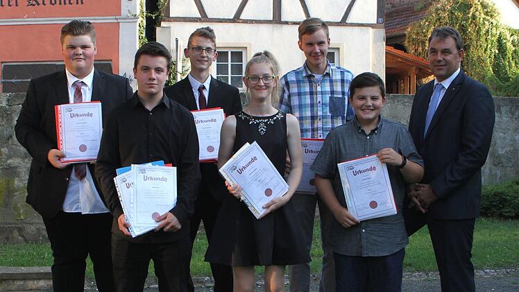 Die besten Schüler beim qualifizierenden Mittelschulabschluss, vorne von links: Andre Neuß, Sophie Kleinhenz, Marcel Greubel und Rektor Raimund Willert; dahinter von links: Christopher Hoch, Alexander Basel und Lukas Sperber. Fotos: Günther Geiling