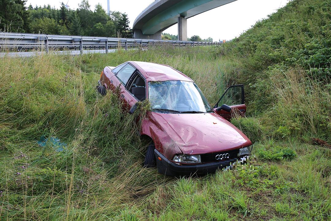 A72 im Kreis Hof: Auto überschlägt sich und landet im Graben