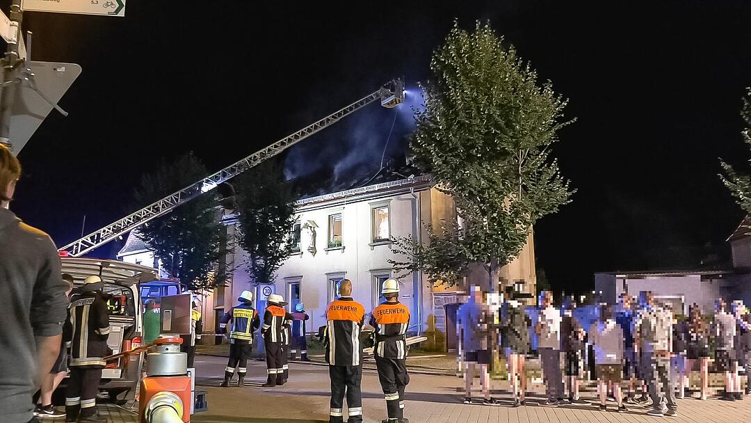 Dachstuhl von Einfamilienhaus in Retzstadt brennt aus