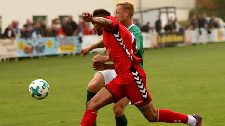 Packendes Duell zwischen dem Aubstadter Michael Dellinger (vorne) und dem  Sander Stefan Nöthling.