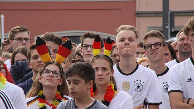 Da hofften die deutschen Fans auf dem Maxplatz beim Public Viewing von Radio Bamberg noch - inzwischen ist die Leinwand längst abgebaut. Die Veranstalter ziehen zumindest ein positives Fazit, was  die Stimmung  bei den Spielen angeht.   Foto: Sebastian Schanz