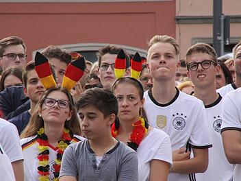 Da hofften die deutschen Fans auf dem Maxplatz beim Public Viewing von Radio Bamberg noch - inzwischen ist die Leinwand längst abgebaut. Die Veranstalter ziehen zumindest ein positives Fazit, was  die Stimmung  bei den Spielen angeht.   Foto: Sebastian Schanz
