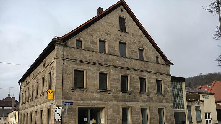 Hier war bis vor knapp einem Jahr der Ebracher Einkaufsmarkt. Der ist verschwunden, inzwischen ist auch die Postfiliale weg. Foto: an