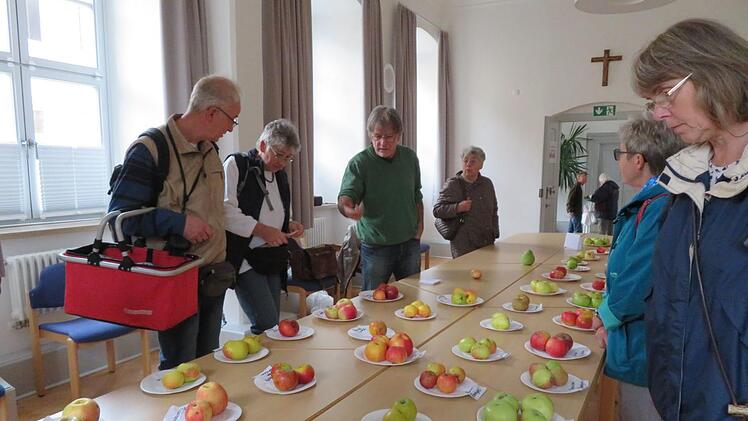 Frank Schelhorn (im grünen Pullover) klärte auf: Die richtige Lagerung der Früchte ist entscheidend. Fotos: Monika Schütz