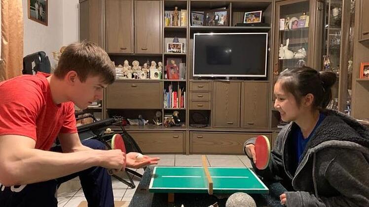 Tischtennis-Training der besonderen Art: Kilian Ort (links) und seine Freundin Loan Le spielen an einem Mini-Tisch in seinem Elternhaus in Bad Königshofen. Foto: Martha Ort