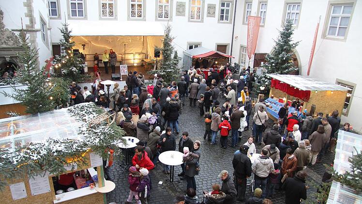 Im Schlosshof läuft zum Weihnachtsmarkt ein umfangreiches Rahmenprogramm. Foto: Christine Schikora