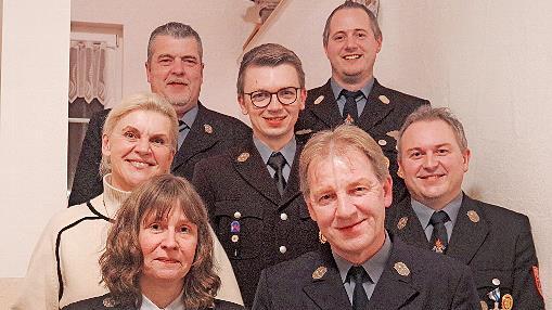 Die Feuerwehr Eibenberg ehrte die langj&auml;hrigen Mitglieder Kerstin Ebertsch (25 Jahre) und Gerwin Zwosta (30 Jahre). Unser Bild zeigt sie (vorne) mit Funktion&auml;ren und Ehreng&auml;sten.