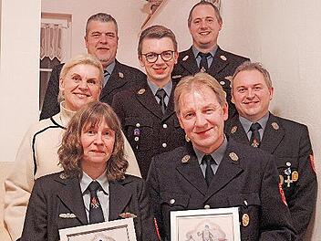 Die Feuerwehr Eibenberg ehrte die langjährigen Mitglieder Kerstin Ebertsch (25 Jahre) und Gerwin Zwosta (30 Jahre). Unser Bild zeigt sie (vorne) mit Funktionären und Ehrengästen.