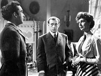 Adel verpflichtet Kurzes Vergnügen: Der nichtsahnende Henry (Alec Guinness, Mitte) lädt Louis Mazzini (Dennis Price, links) zu sich nach Hause ein.