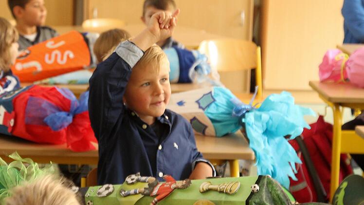 Schon gelernt: Erst melden, dann reden. Foto: Birgid Röder