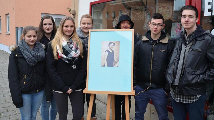 Die beteiligten Schülerinnen und Schüler der Realschule Hirschaid mit Lehrerin Alexandra Welzenbach (Mitte) mit dem Photo von Carola Plaut