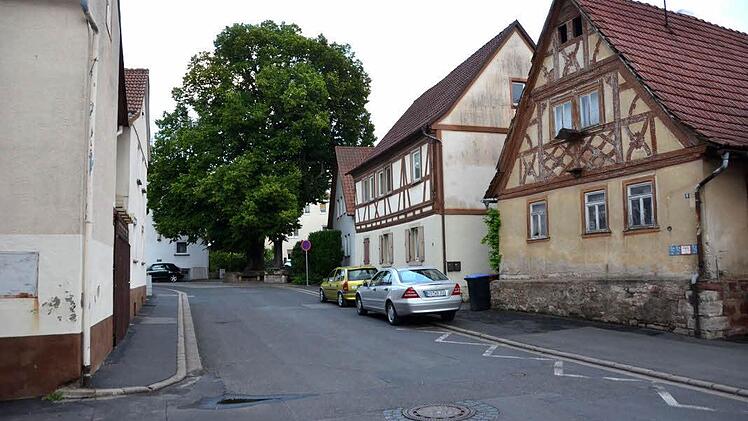 Der Bereich um die Dorflinde und die Kirche in Arnshausen soll umgestaltet werden.  Foto: Peter Rauch