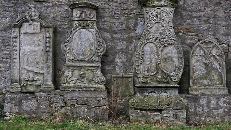 Hinter der Trinitatiskirche befinden sich uralte Grabsteine.